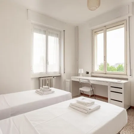 Apartment Spazioso - City Life - Fiera - Alcuino 5 *
