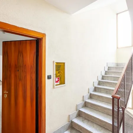 Apartment Spazioso - City Life - Fiera - Alcuino 5 *